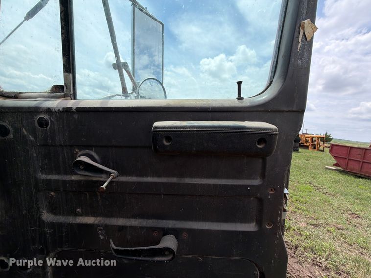 image for item NA9425 1994 International F4900 truck cab and chassis