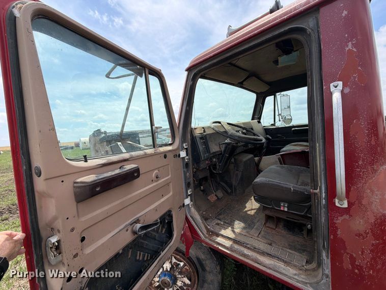 image for item NA9425 1994 International F4900 truck cab and chassis