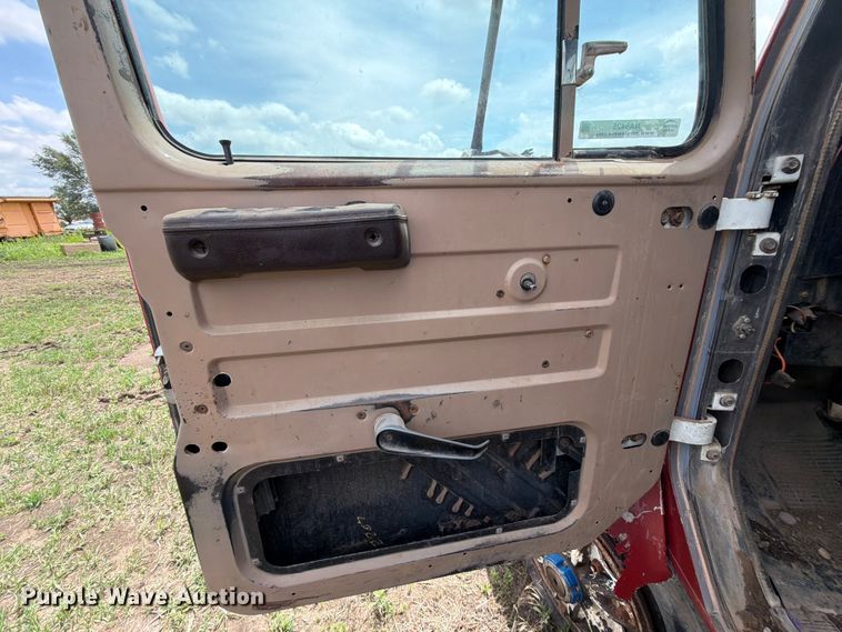 image for item NA9425 1994 International F4900 truck cab and chassis