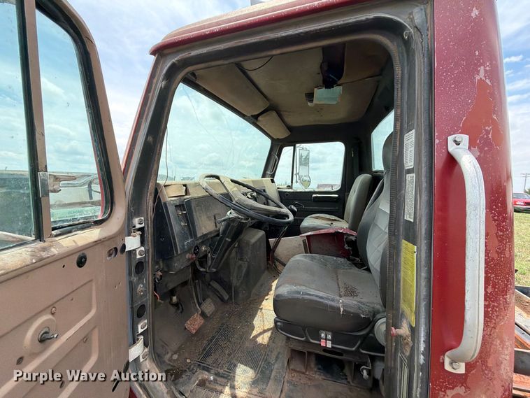 image for item NA9425 1994 International F4900 truck cab and chassis