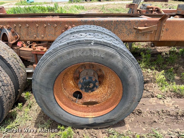 image for item NA9425 1994 International F4900 truck cab and chassis