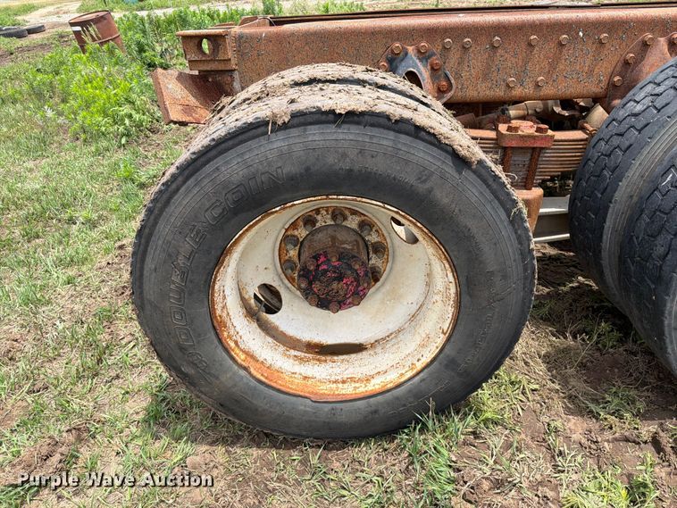 image for item NA9425 1994 International F4900 truck cab and chassis