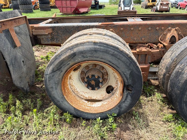 image for item NA9425 1994 International F4900 truck cab and chassis