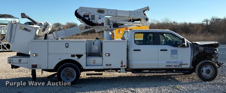 image for item YA1870 2023 Ford F550 Super Duty Crew Cab bucket truck