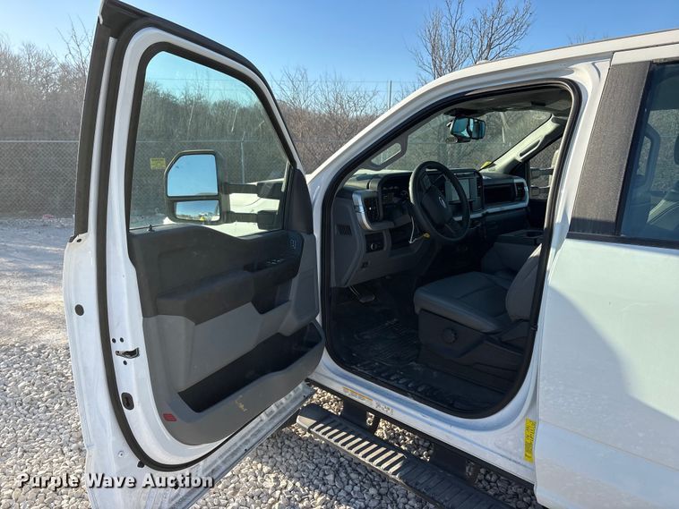 image for item YA1870 2023 Ford F550 Super Duty Crew Cab bucket truck