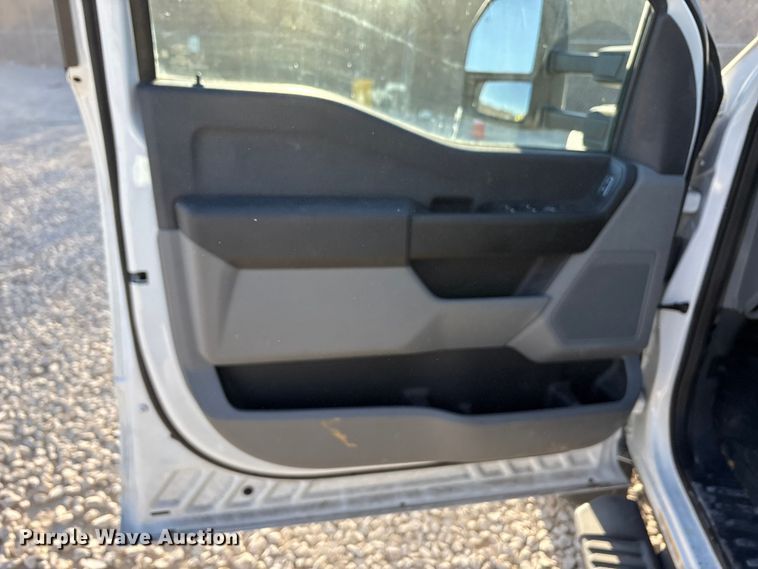 image for item YA1870 2023 Ford F550 Super Duty Crew Cab bucket truck