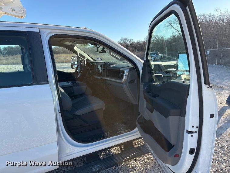 image for item YA1870 2023 Ford F550 Super Duty Crew Cab bucket truck