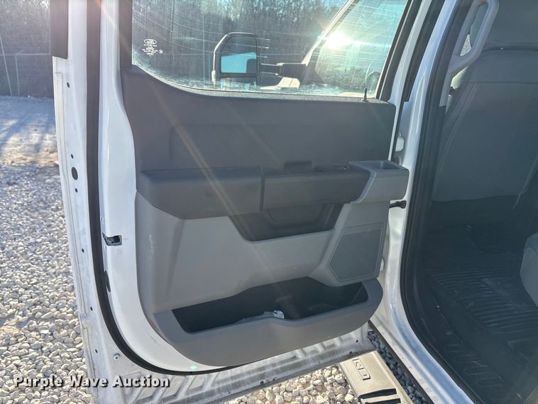 image for item YA1870 2023 Ford F550 Super Duty Crew Cab bucket truck