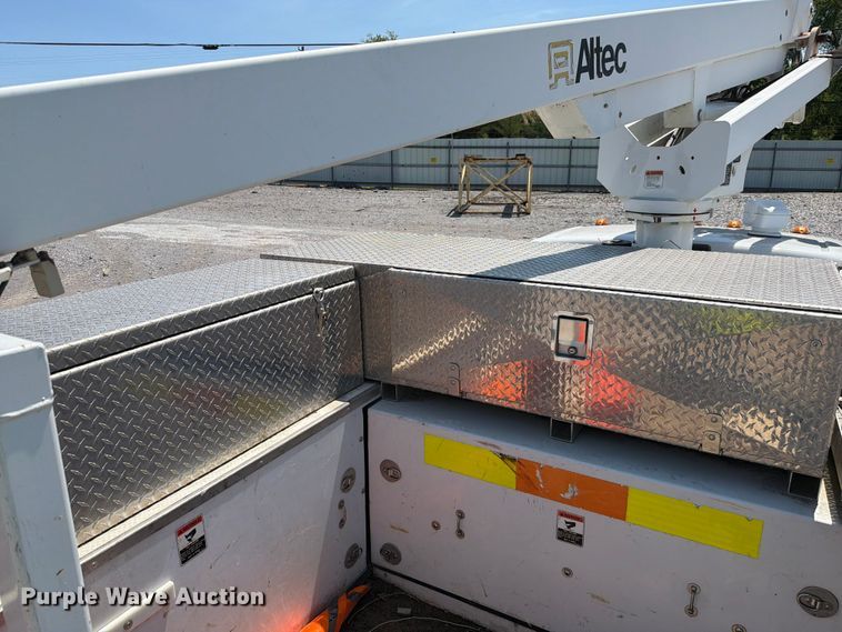 image for item YA3064 2015 Ford F450 Super Duty bucket truck