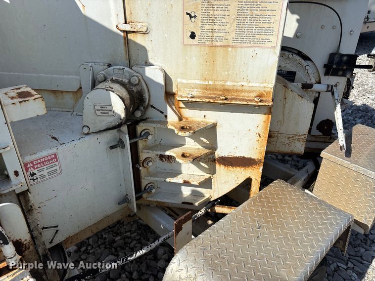 image for item YA3244 2010 Bandit 200XP wood chipper