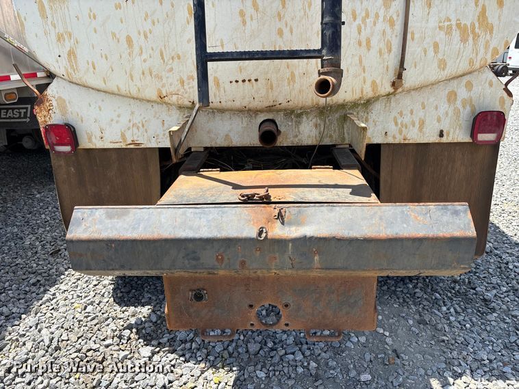 image for item YA3269 2008 Peterbilt 340 tank truck