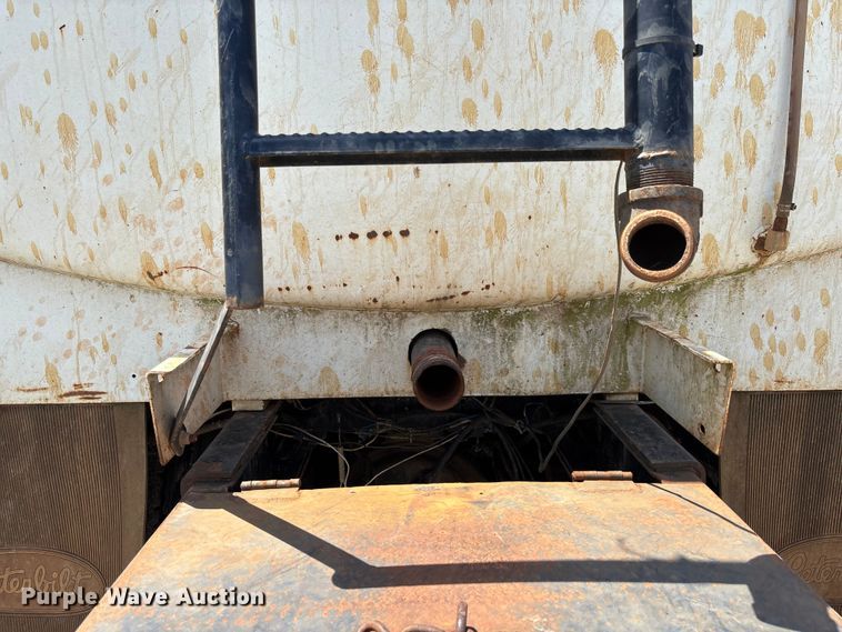 image for item YA3269 2008 Peterbilt 340 tank truck