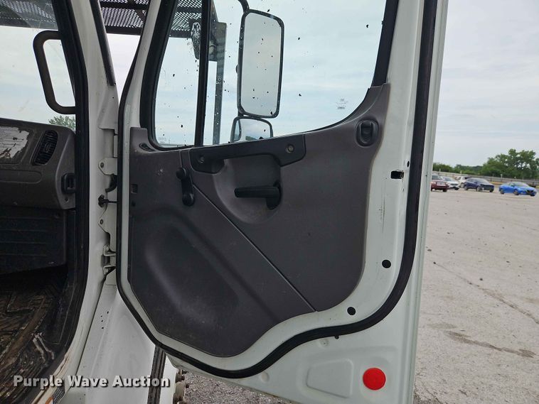 image for item YA3291 2016 Freightliner Business Class M2 forestry bucket truck