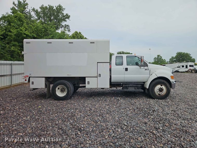 image for item YA3299 2015 Ford F750 Super Duty chipper truck