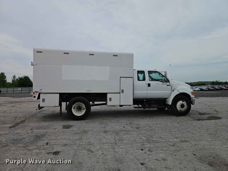 image for item YA3299 2015 Ford F750 Super Duty chipper truck