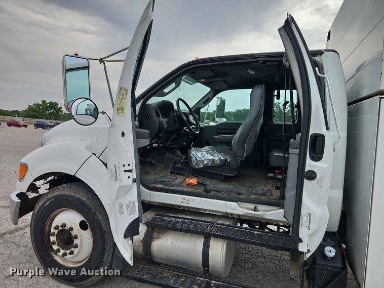 image for item YA3299 2015 Ford F750 Super Duty chipper truck