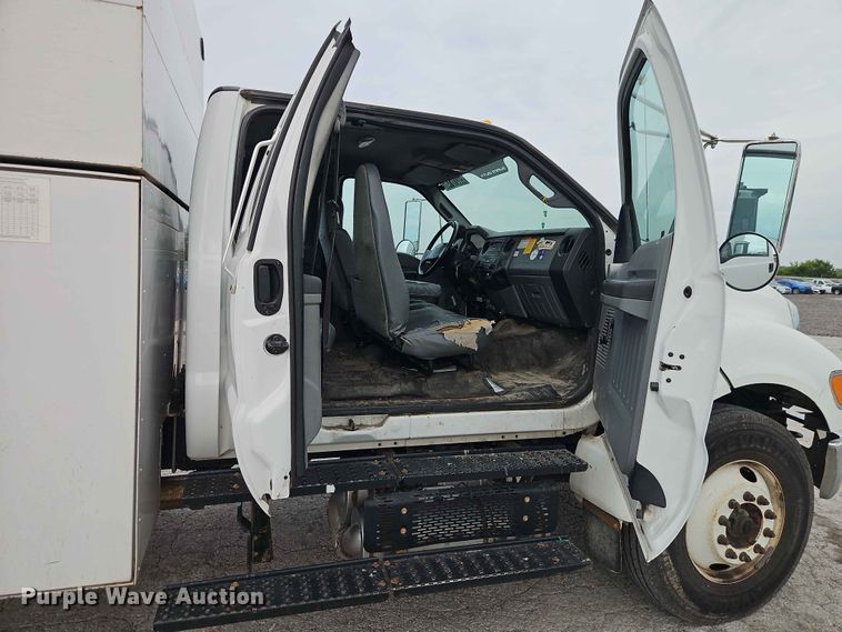 image for item YA3299 2015 Ford F750 Super Duty chipper truck