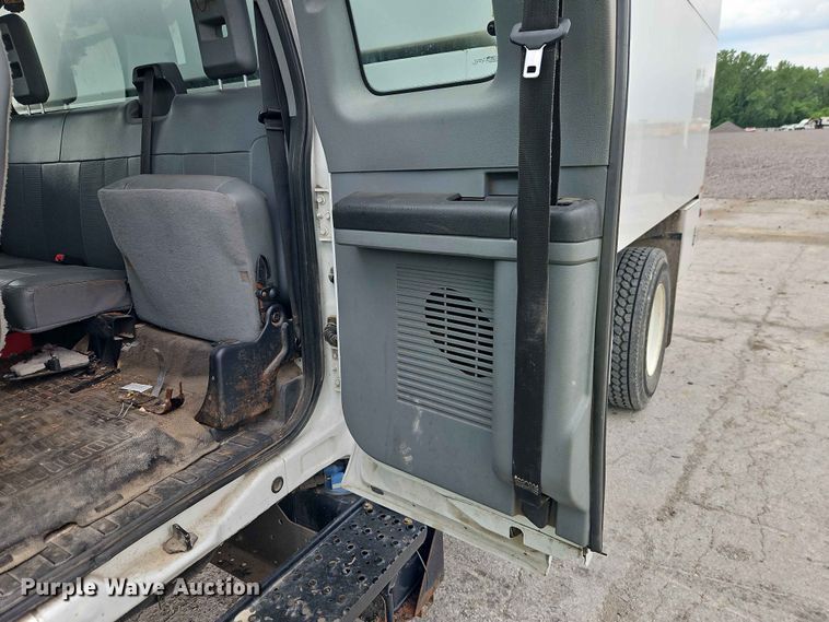 image for item YA3299 2015 Ford F750 Super Duty chipper truck