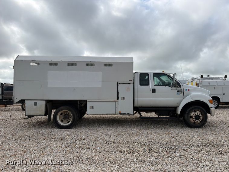 image for item YA3312 2013 Ford F650 Super Duty chipper truck