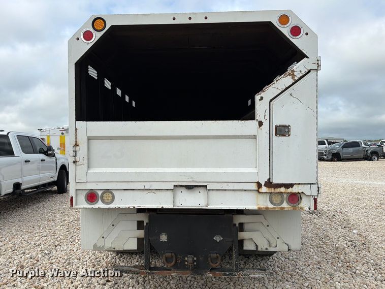 image for item YA3312 2013 Ford F650 Super Duty chipper truck