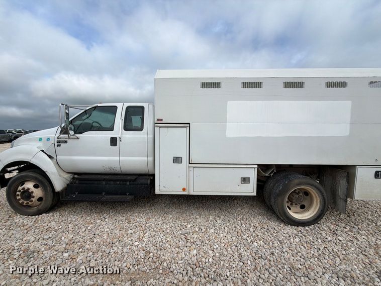 image for item YA3312 2013 Ford F650 Super Duty chipper truck