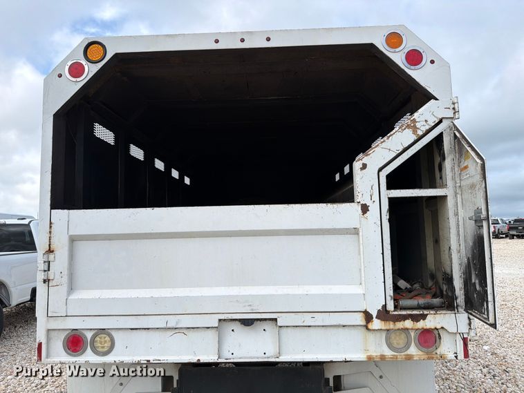 image for item YA3312 2013 Ford F650 Super Duty chipper truck