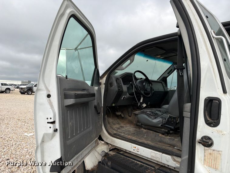 image for item YA3312 2013 Ford F650 Super Duty chipper truck