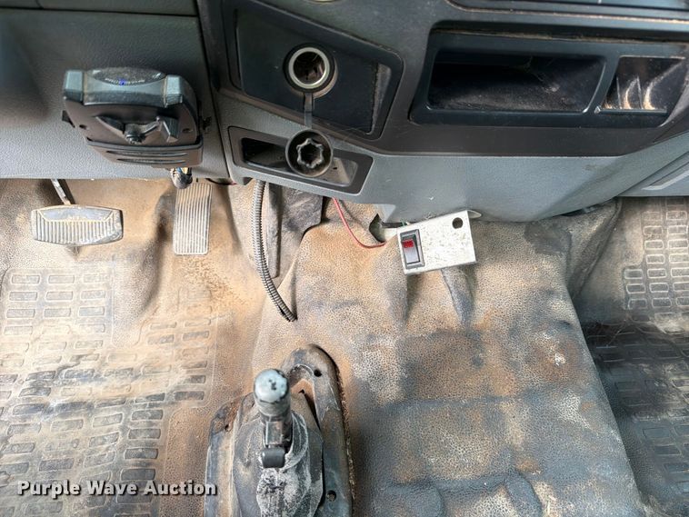 image for item YA3312 2013 Ford F650 Super Duty chipper truck