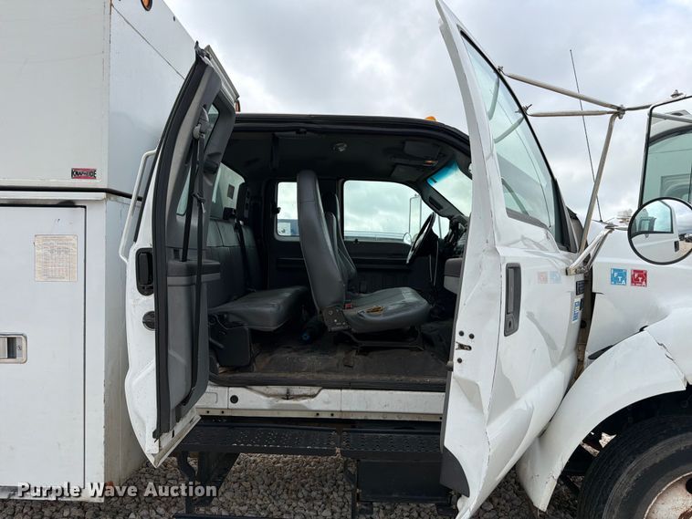 image for item YA3312 2013 Ford F650 Super Duty chipper truck