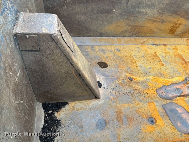 image for item YA3327 2006 Kenworth T800 dump truck