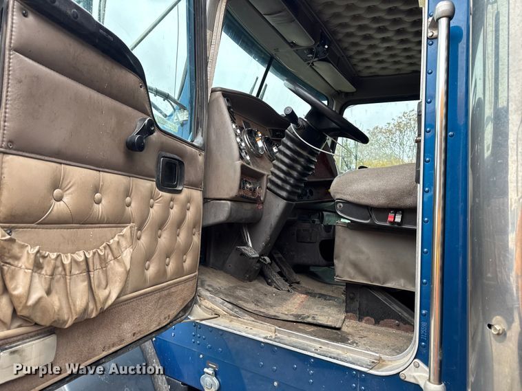 image for item YA3327 2006 Kenworth T800 dump truck