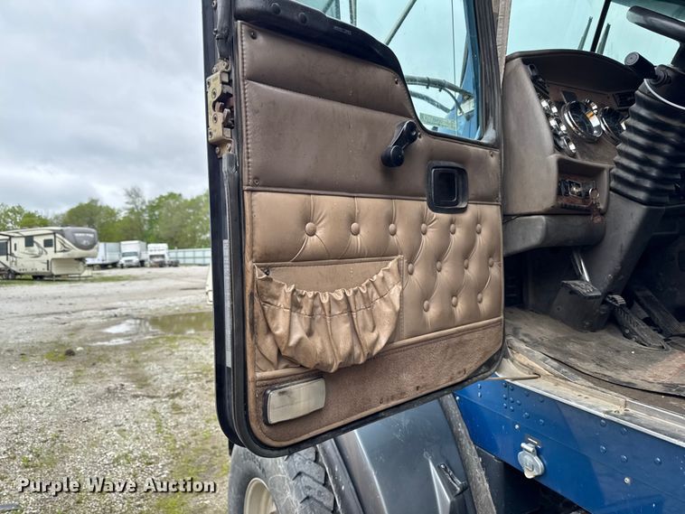 image for item YA3327 2006 Kenworth T800 dump truck