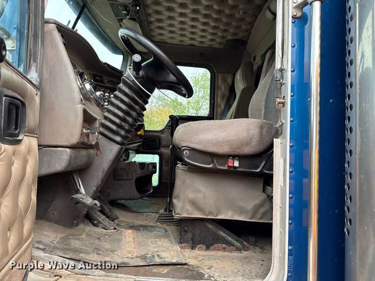 image for item YA3327 2006 Kenworth T800 dump truck