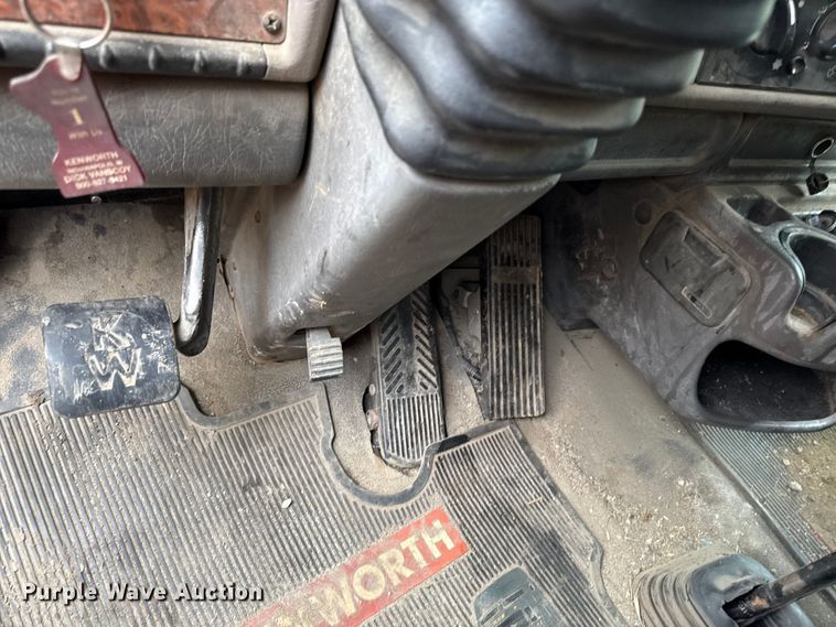 image for item YA3327 2006 Kenworth T800 dump truck