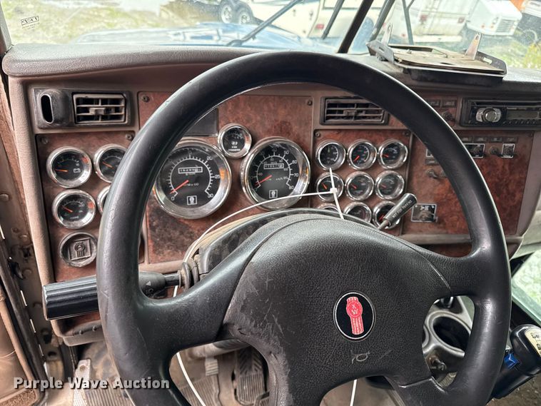 image for item YA3327 2006 Kenworth T800 dump truck