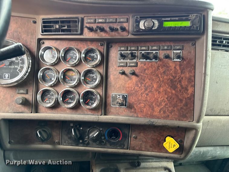image for item YA3327 2006 Kenworth T800 dump truck