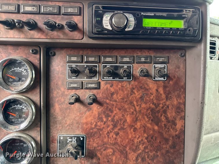 image for item YA3327 2006 Kenworth T800 dump truck