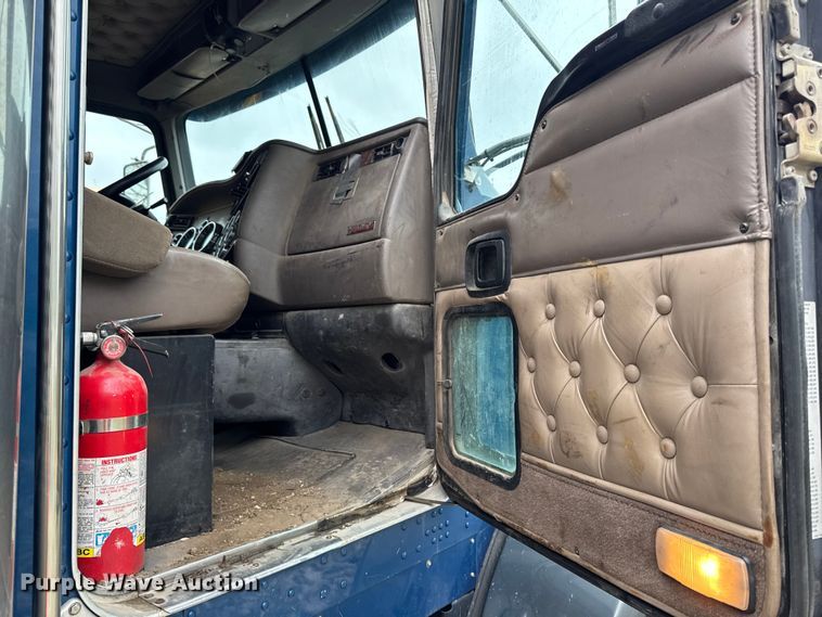 image for item YA3327 2006 Kenworth T800 dump truck