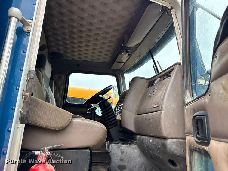 image for item YA3327 2006 Kenworth T800 dump truck