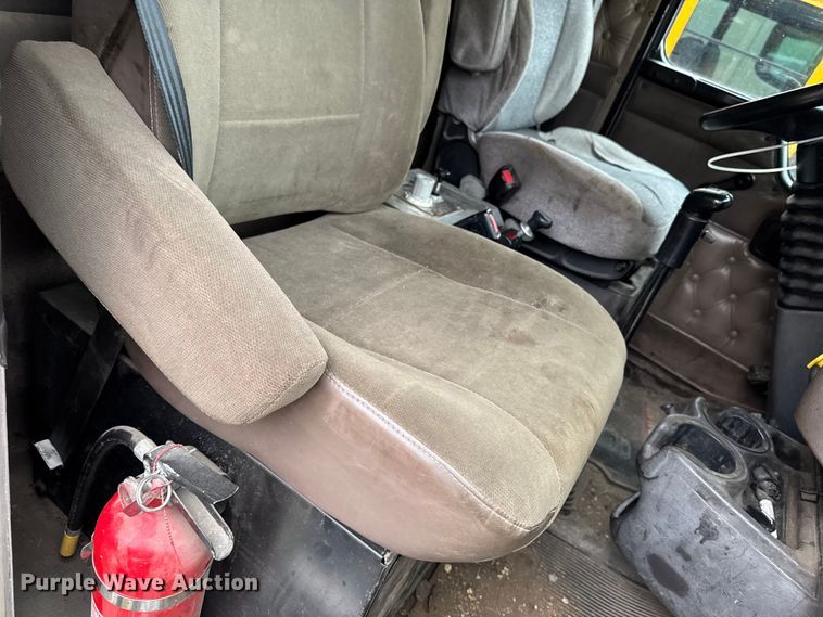 image for item YA3327 2006 Kenworth T800 dump truck