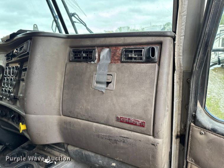 image for item YA3327 2006 Kenworth T800 dump truck