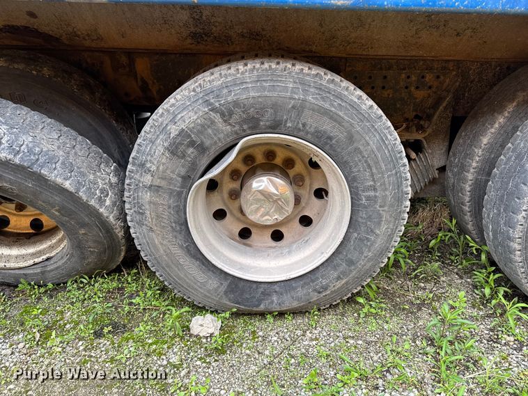 image for item YA3327 2006 Kenworth T800 dump truck