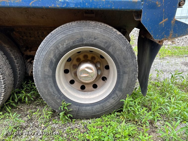 image for item YA3327 2006 Kenworth T800 dump truck
