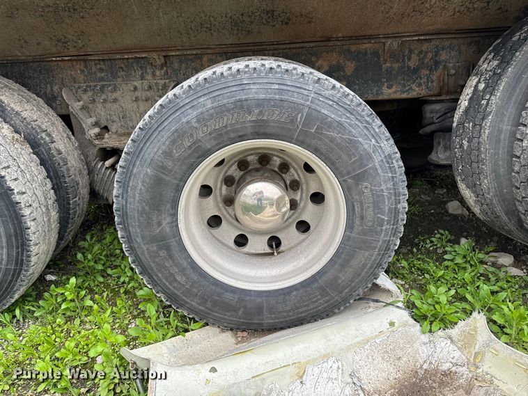 image for item YA3327 2006 Kenworth T800 dump truck