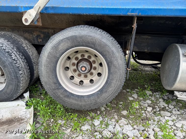 image for item YA3327 2006 Kenworth T800 dump truck