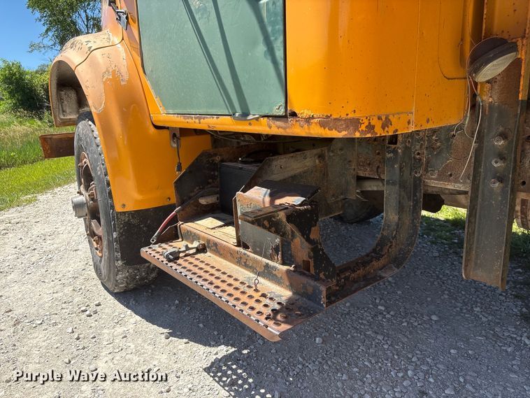 image for item DO5254 1992 International 4900 dump truck