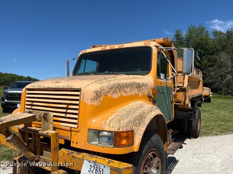 image for item DO5254 1992 International 4900 dump truck
