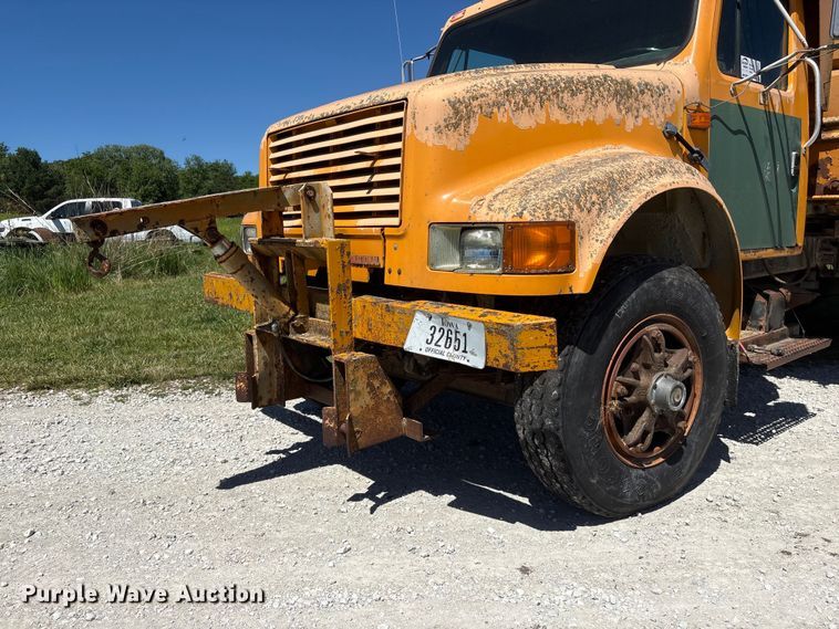 image for item DO5254 1992 International 4900 dump truck