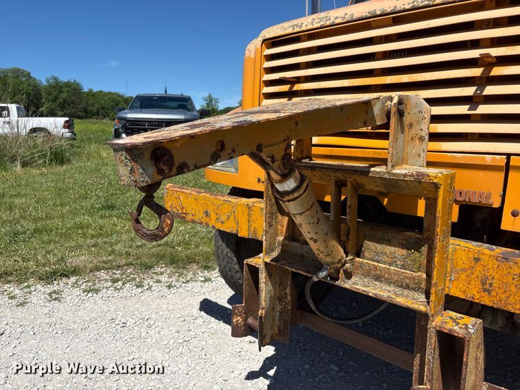 image for item DO5254 1992 International 4900 dump truck