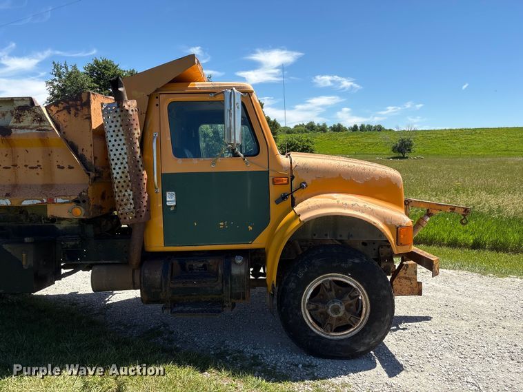 image for item DO5254 1992 International 4900 dump truck